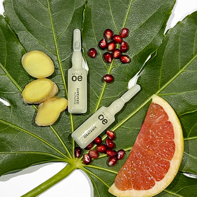 immagine del prodotto fiala essenza ambientata su sfondo neutro con attorno tutti gli ingredienti